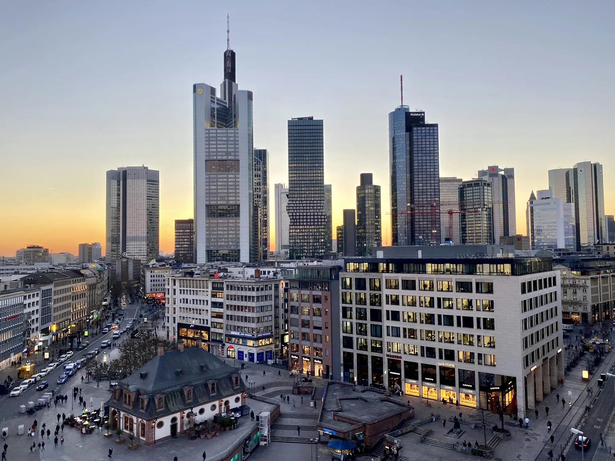 Bürotürme in Frankfurt am Abend