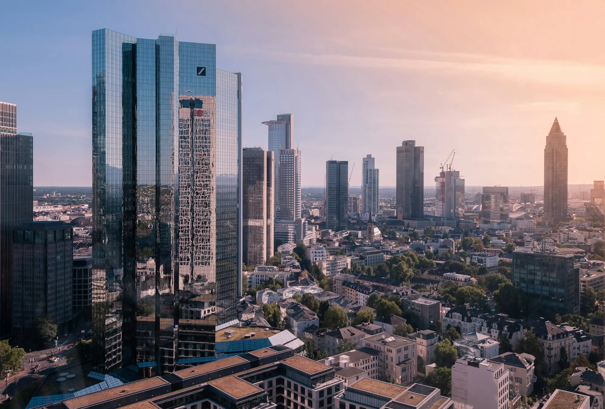 Blick über Frankfurt am Main mit Bankentürmen