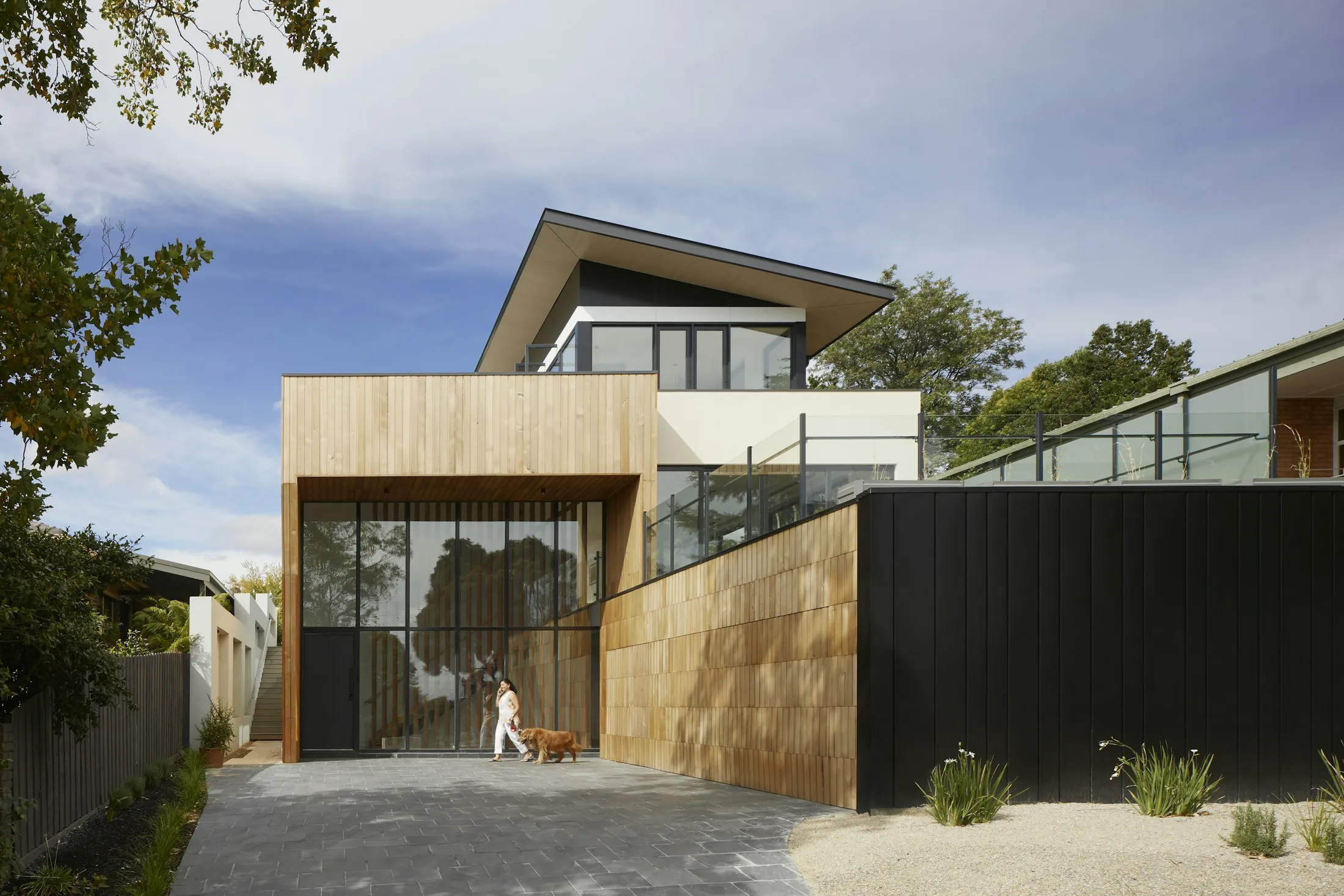 Exklusive moderne Architektur am Abend